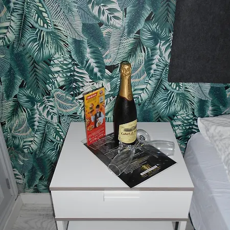 Boys Men Only Solo Hombres Apartment